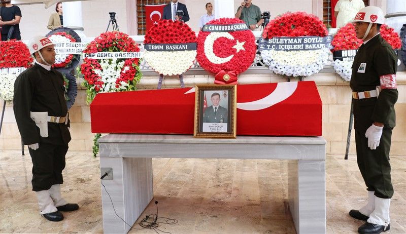 Şırnak şehidi son yolculuğa uğurlandı! Şehit annesinin feryadı yürek yaktı! - Resim: 2