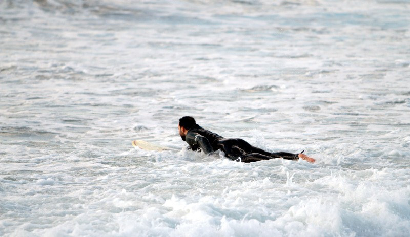 Kar kış dinlemeden soğuğa aldırmadan sörf yaptılar! - Resim: 1