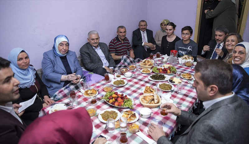 Binali Yıldırım dün akşam iftarını bu evde açtı - Resim: 1
