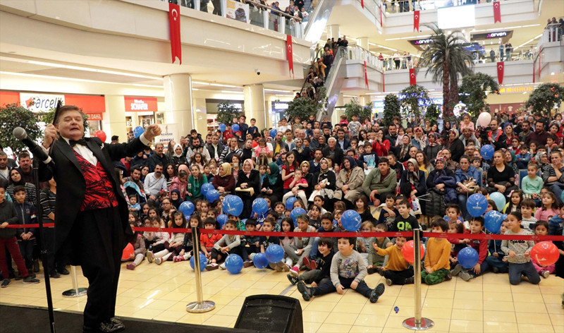 46 yıldır şapkasından tavşan çıkartıyor  - Resim: 1
