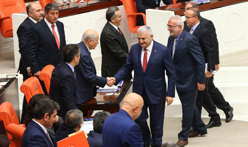 AK Partili Elitaş Meclis kürsüsünde  'Man Adası' belgelerini yırttı - Resim: 1