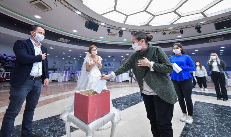 Düğünlerde sosyal mesafe çubuğuyla halay önerisi - Resim: 3