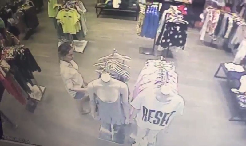 Genç kıza iğrenç taciz! Olay görüntüler - Resim: 1