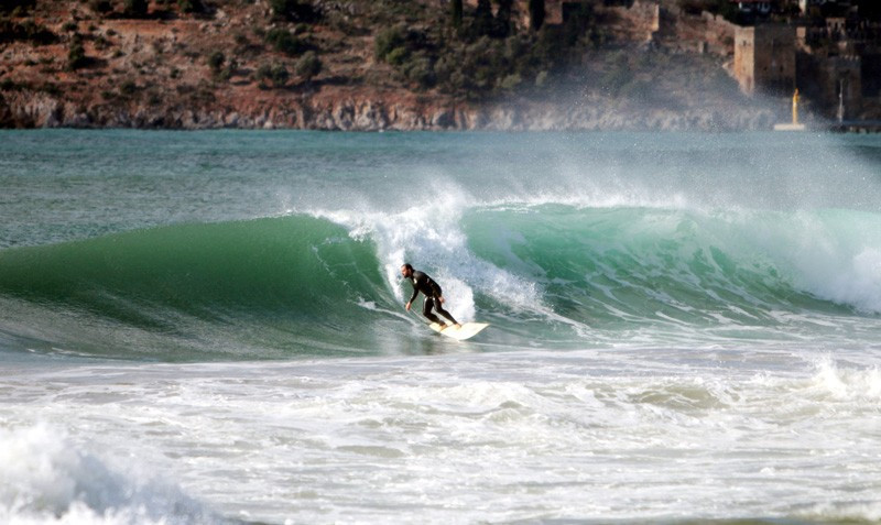 Kar kış dinlemeden soğuğa aldırmadan sörf yaptılar! - Resim: 3