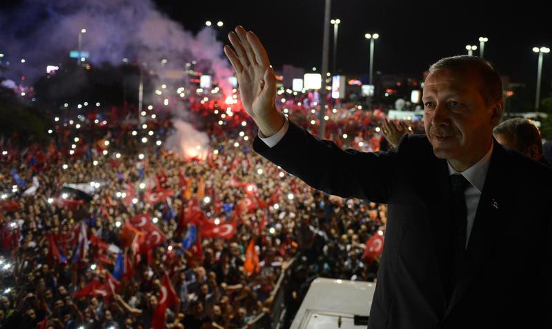 Ak Parti mitinginde edepsiz pankart! - Resim: 2