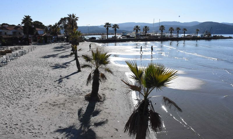 Muğla Akyaka sahilinde deniz suyu kıyıdan 30 metre çekildi - Resim: 2