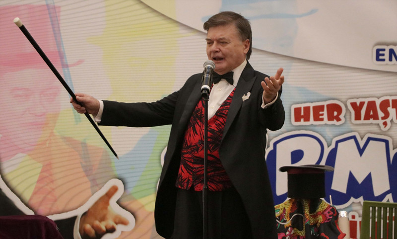 46 yıldır şapkasından tavşan çıkartıyor  - Resim: 4