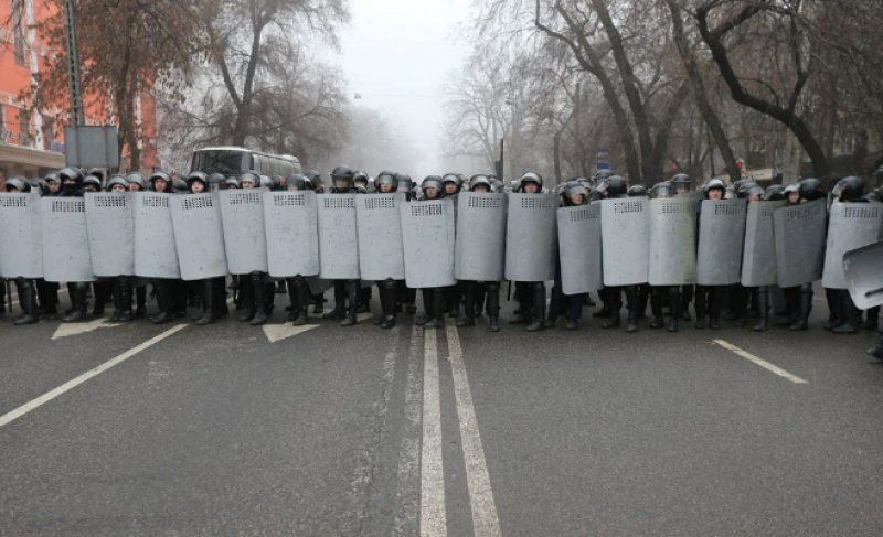 Kazakistan'daki protestolarda hayatını kaybeden güvenlik gücü sayısı 18'e çıktı - Resim: 1
