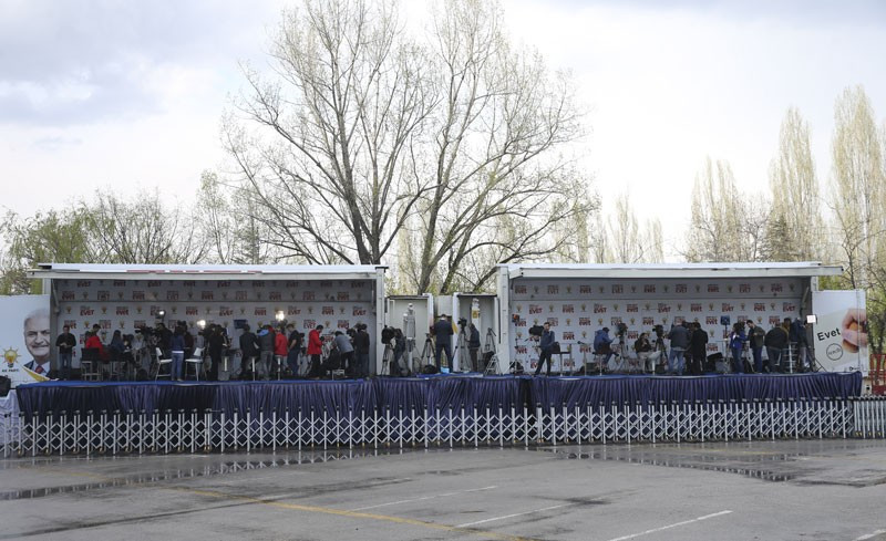 AK Parti Genel Merkezi önünde evet hazırlıkları başladı - Resim: 3