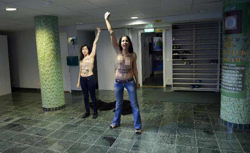 Femen çıldırdı! Camide soyundular! - Resim: 3