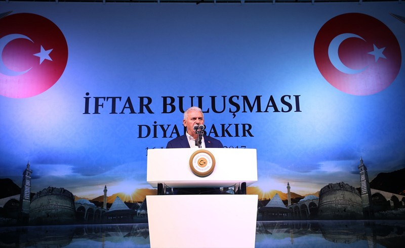 Binali Yıldırım şehit aileleriyle iftarda bir araya geldi - Resim: 4
