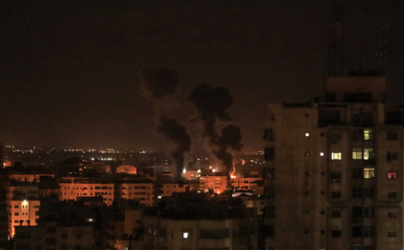 İsrail uçakları Gazze'yi bombaladı - Resim: 2