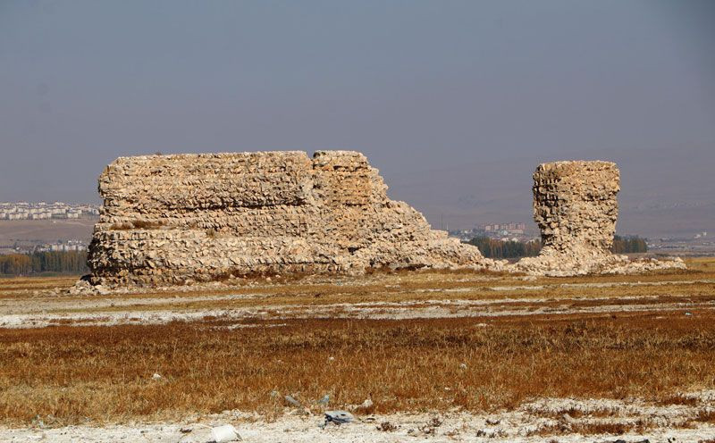 Van Gölü'nde sular çekildi tarihi kale ortaya çıktı - Resim: 1