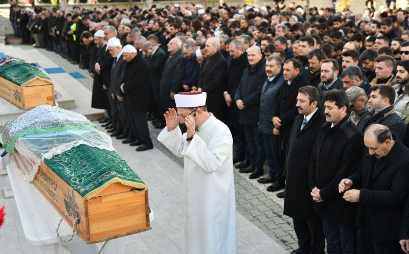 Elazığ depreminde hayatını kaybeden iki kişi son yolculuklarına uğurlandı - Resim: 1