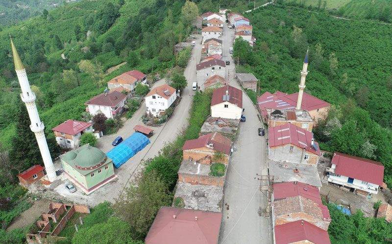 Bu mahallede oturanlar karşı tarafa geçip 1 dakika erken iftar açıyor - Resim: 4