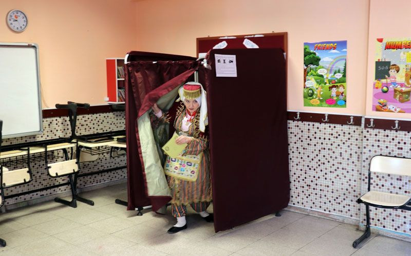 Efe kıyafeti ile oy kullandılar - Resim: 1