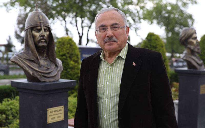 Ertuğrul Gazi diye Engin Altan Düzyatan'ın heykeli dikildi! 2 kişi kovuldu - Resim: 3