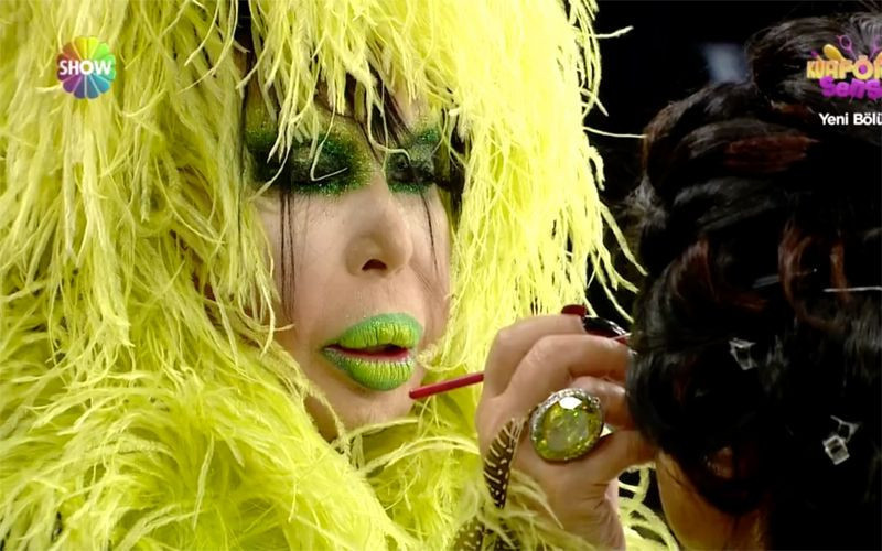 Bülent Ersoy civciv gibi Show TV'ye çıktı! Kuaförüm Sensin'deki kıyafetine bakın - Resim: 3