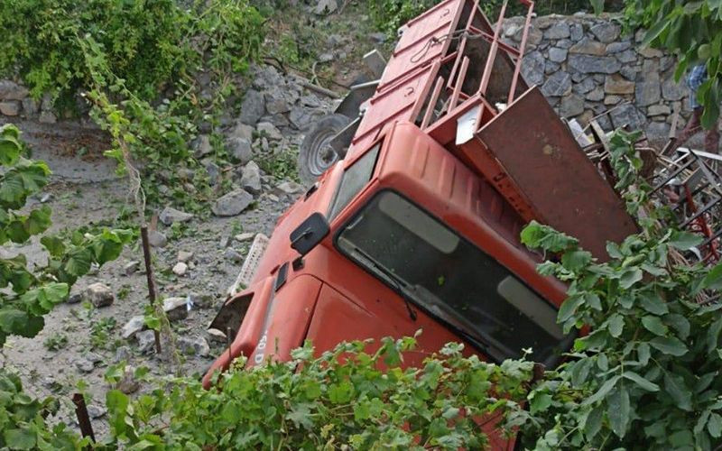 Çorum'da freni patlayan kamyonet evin bahçesine uçtu! - Resim: 2