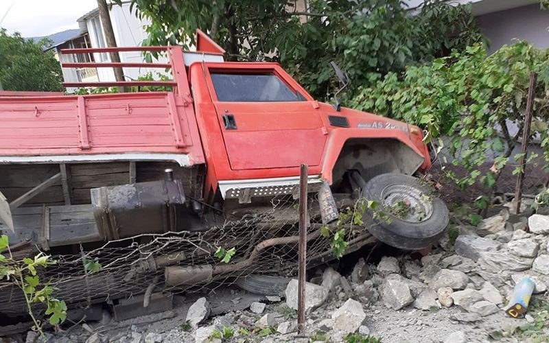 Çorum'da freni patlayan kamyonet evin bahçesine uçtu! - Resim: 3