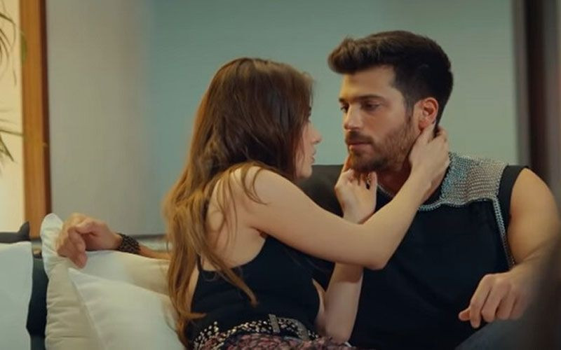 Can Yaman ile çok yakıştırılıyor ama Özge Gürel'in sevgilisi de çok ünlü - Resim: 2