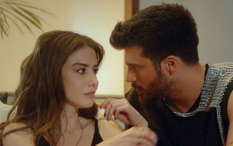 Can Yaman ile çok yakıştırılıyor ama Özge Gürel'in sevgilisi de çok ünlü - Resim: 4