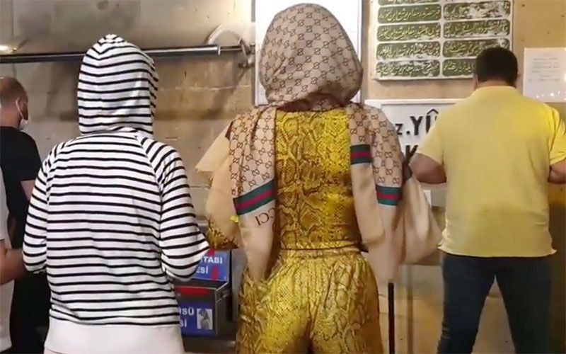 Abdest almayı bilmeyen Bahar Candan başını kapattı tepki yağdı - Resim: 1