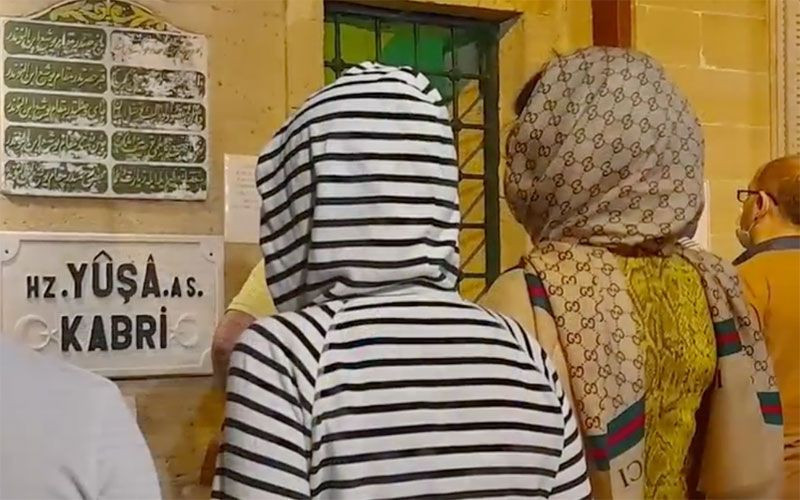 Abdest almayı bilmeyen Bahar Candan başını kapattı tepki yağdı - Resim: 3