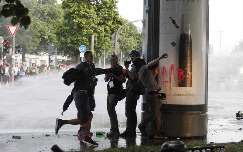 Almanya Hamburg G20 protestoları marketler talan edildi - Resim: 4