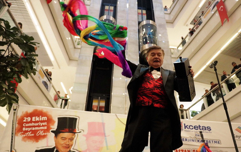 46 yıldır şapkasından tavşan çıkartıyor  - Resim: 2