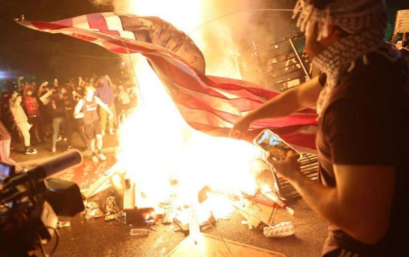 ABD'de seçim sonuçları netleşmeden sokaklar karıştı! Trump ve Biden destekçileri birbirine girdi - Resim: 1