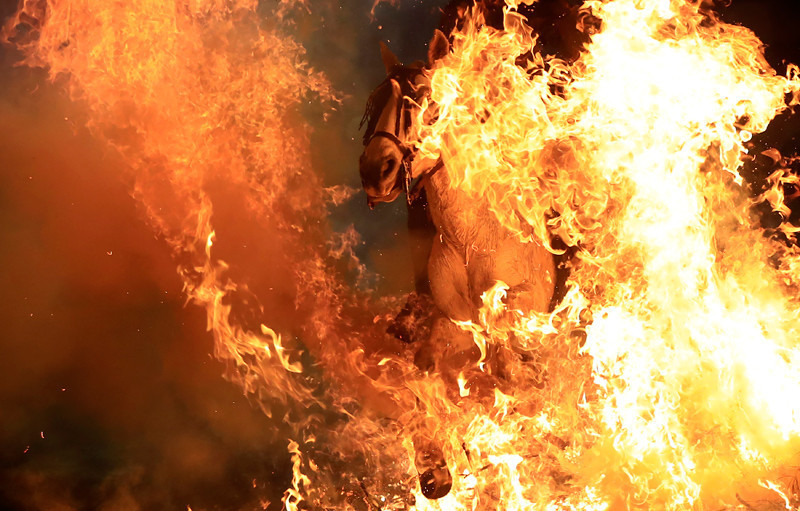 Kötü ruhlardan arınsınlar diye atları ateş üstünde yürüttüler - Resim: 3