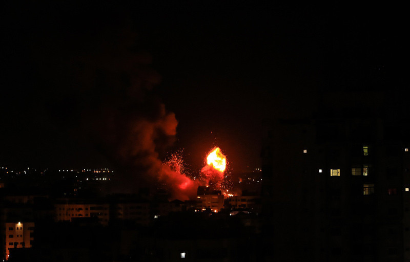 İsrail uçakları Gazze'yi bombaladı - Resim: 1