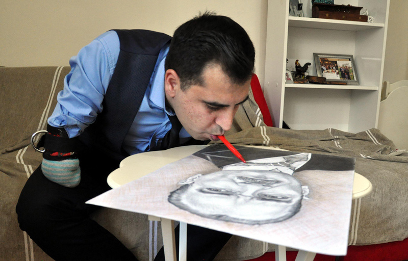 Kolları olmayan ressam ağzıyla Cumhurbaşkanlarının portresini çizdi - Resim: 1