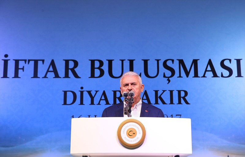 Binali Yıldırım şehit aileleriyle iftarda bir araya geldi - Resim: 3