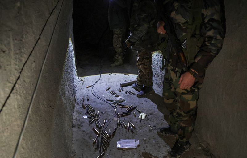 Suriye'nin altını köstebek yuvasına çevirmişler YPG tünelleri görüntülendi - Resim: 18