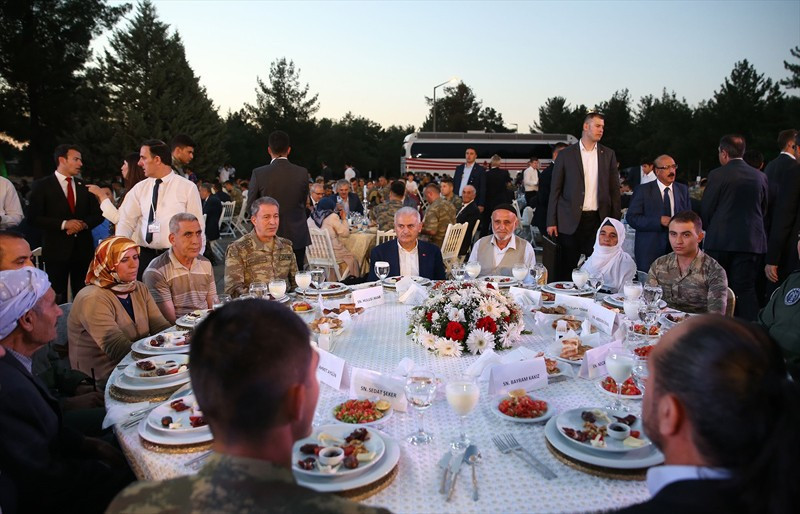 Binali Yıldırım şehit aileleriyle iftarda bir araya geldi - Resim: 1