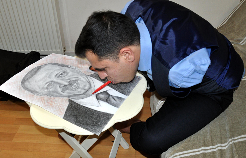 Kolları olmayan ressam ağzıyla Cumhurbaşkanlarının portresini çizdi - Resim: 3