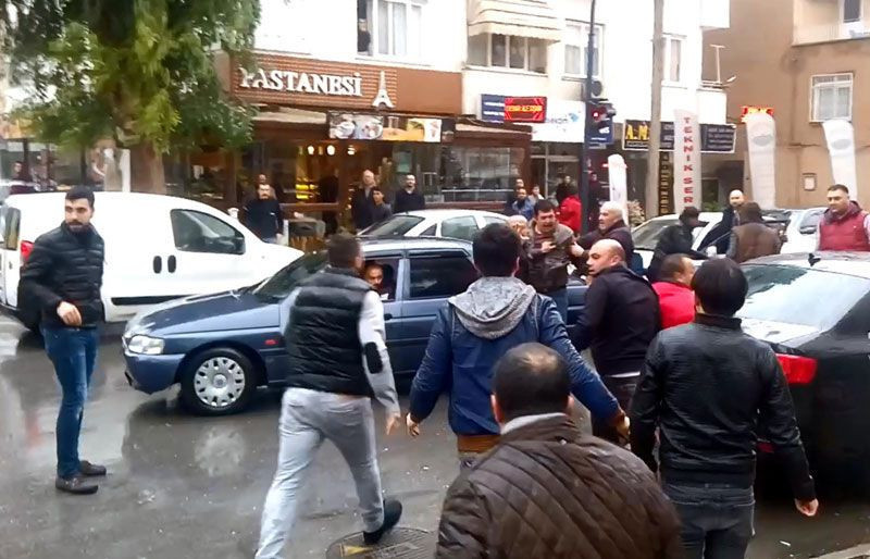 Mersin'de sürücüler tekme tokat kavga etti o anlar kaydedildi - Resim: 2