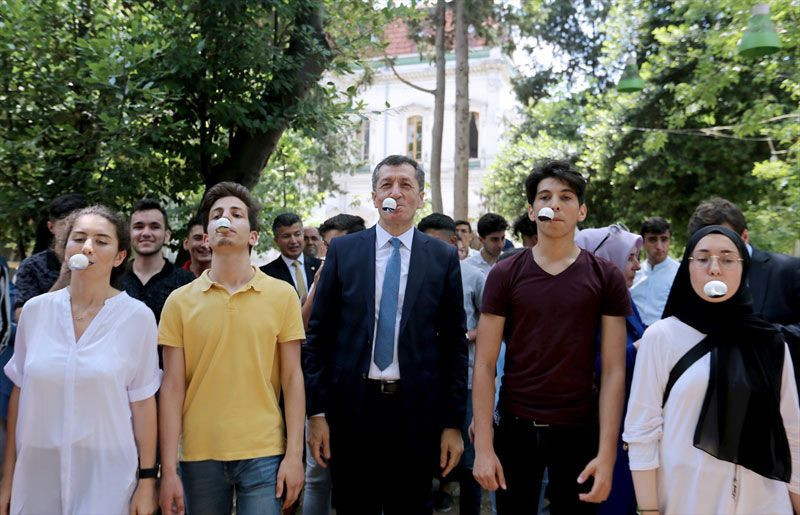 Milli Eğitim Bakanı Ziya Selçuk öğrencilerle oyun oynadı renkli anlar - Resim: 4