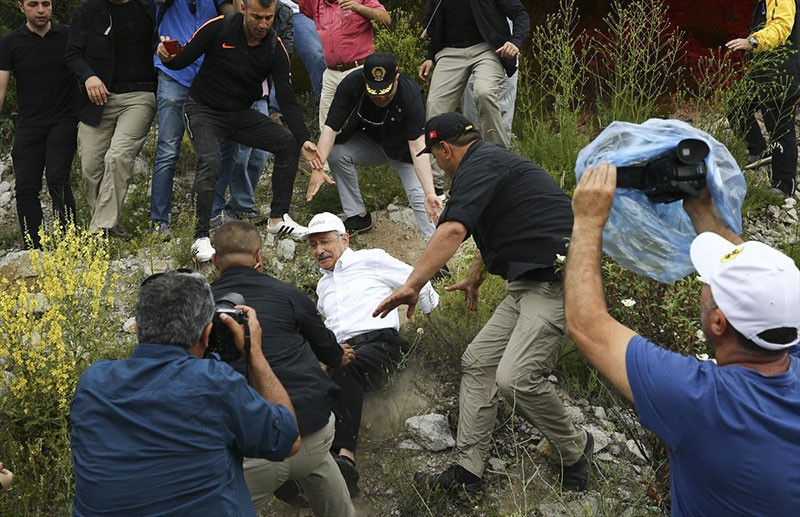 Kılıçdaroğlu yağmura yakalandı! Yürüyüşe katılan sanatçılar - Resim: 2