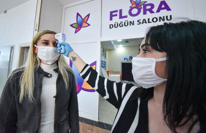 Düğünlerde sosyal mesafe çubuğuyla halay önerisi - Resim: 1