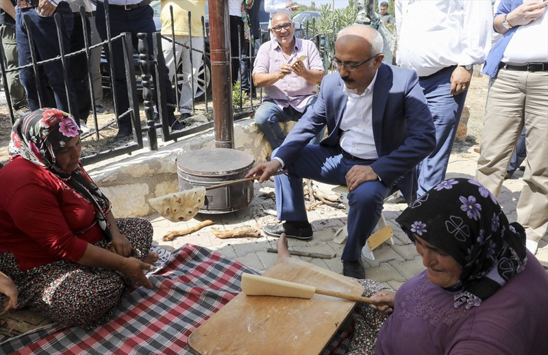 Bakan gözleme pişirdi! Sacın başında güldüren diyalog - Resim: 1