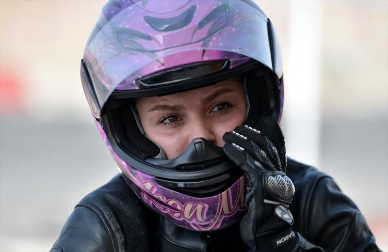 İranlı kadın motosikletçiye bakın sınır tanımıyor - Resim: 1