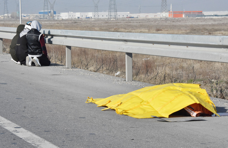 Otomobilin çarptığı yaya öldü araçtakiler şoka girdi - Resim: 1