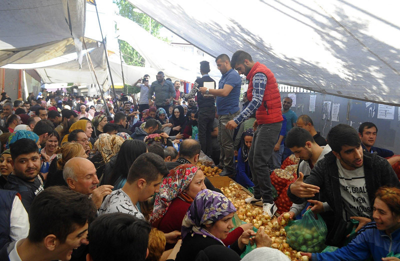 Pazarın tamamını satın aldı vatandaşlara dağıttı - Resim: 2