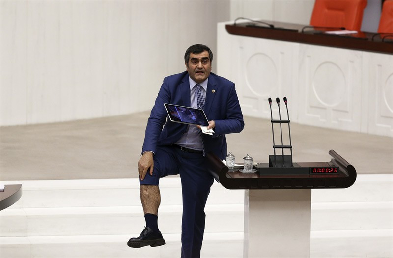 CHP'li vekil kürsüde pantalonun paçasını açıp gösterdi - Resim: 3