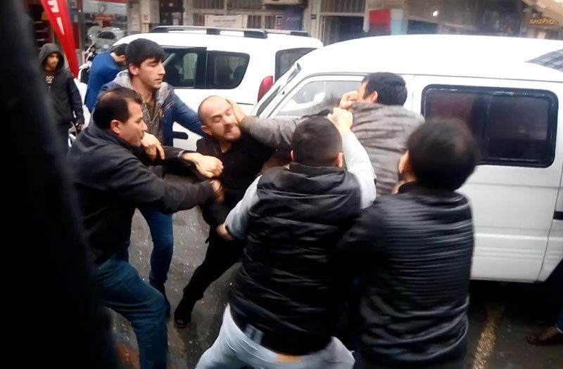 Mersin'de sürücüler tekme tokat kavga etti o anlar kaydedildi - Resim: 1