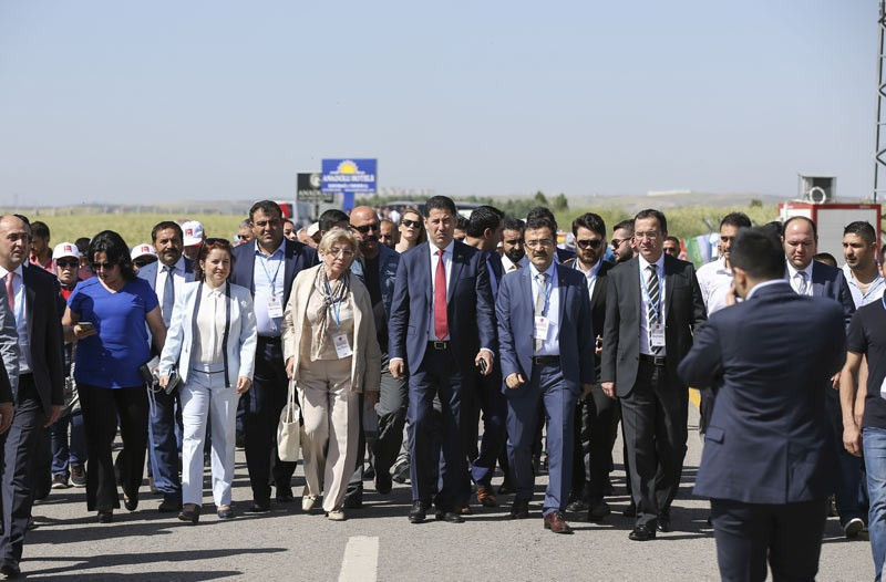 MHP Kurultayı'ndan kareler yürüyerek geldi - Resim: 1