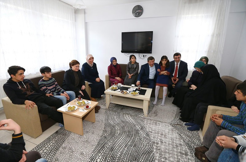 Davutoğlu çocuklarla satranç oynadı - Resim: 1